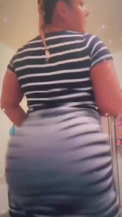 Latina clapping 👏