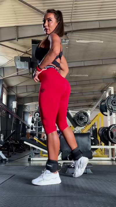 Looking for men who like muscular women