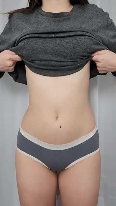 Perky titty drop from a cute 🇸🇬 girl to start your week right