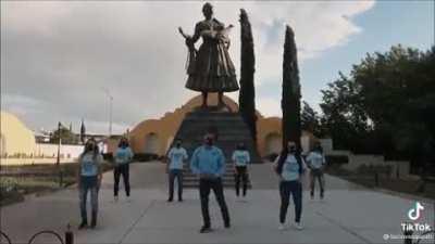 Cuando te tocó ser chambelán y el mero día de los 15 te da diarrea...