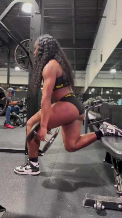 Monday motivation 💪🏾 start your week off in the gym 🏋🏾‍♀️ Outfit- @solg_w  #gymmotivation #fitnessmotivation #weightlifting #bodybuilding #powerlifter #mondaymotivation #workoutmotivation #workoutroutine