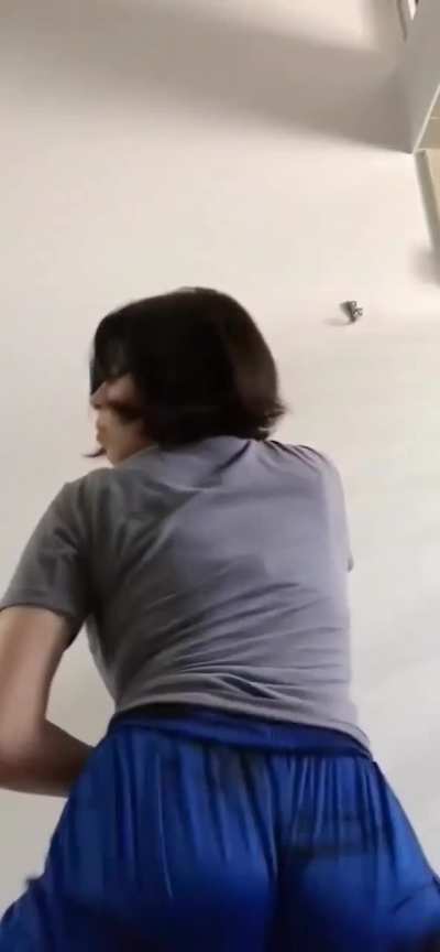 Ojalá y enseñara más ese rico culo que tiene 