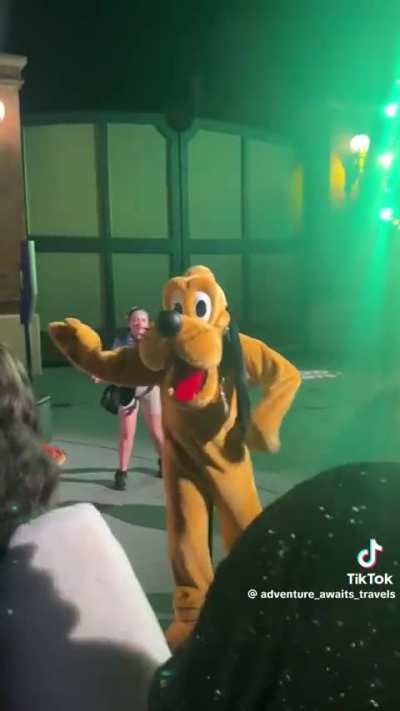 Pluto’s Dance Moves At Disney Are Wild!!! 🕺