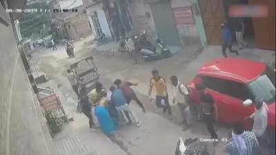 People from all over come to the rescue to catch chain snatchers