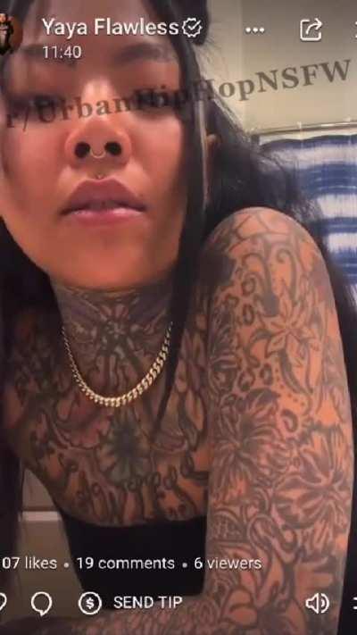 🍑 shaking on OF Live 🖤