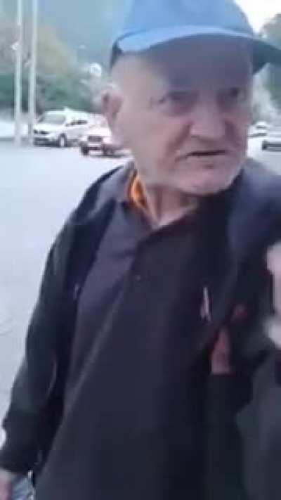 Bu amcayı tebrik ediyorum. Hepimizin aklında olanları söylemiş.