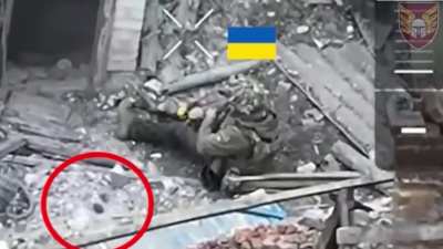 Ukrainian paratrooper manages to throw his grenade and throw another incoming enemy grenade into the shelter of Russian soldiers, Pokrovsk direction