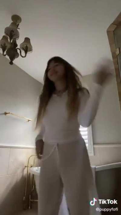 She know what she doin w those pants