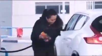 I just put my fuel in the oil hole