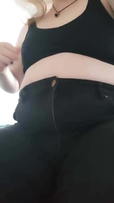 Actually obsessed with the softness of my growing underbelly stuffed into my jeans 😭 need more hands feeling this fat