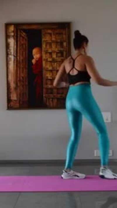 Fitness MILF Yasmin Karachiwala showing her tight juicy 🍑in 🦋pants 💋👅💋👅