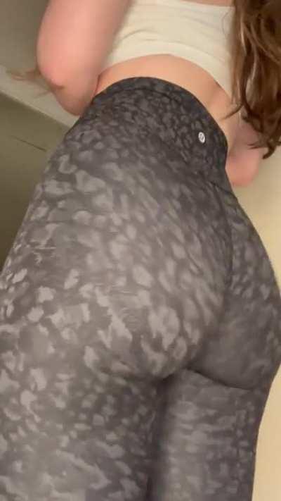 just saying hi to all of the men who eat ass 👋🏻☺️