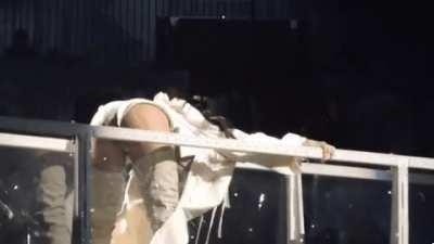 Queen hypnotyzing her fans