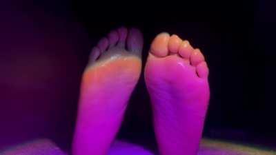 imagine how good my 18 year old feet feel 😉🩷