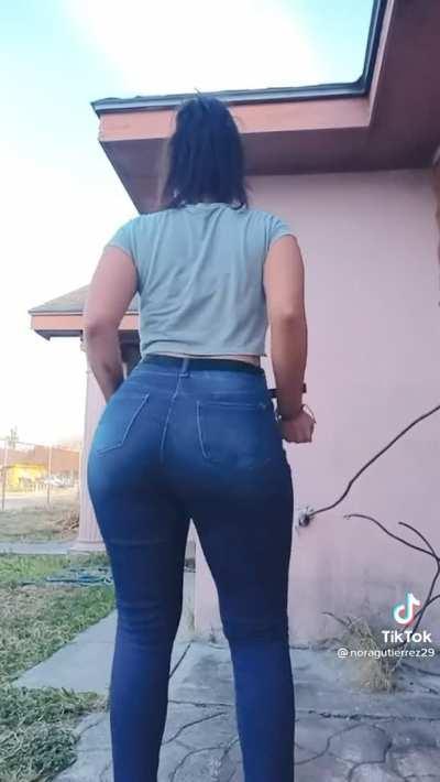 Latinas, my weakness. (@noragutierrez29)