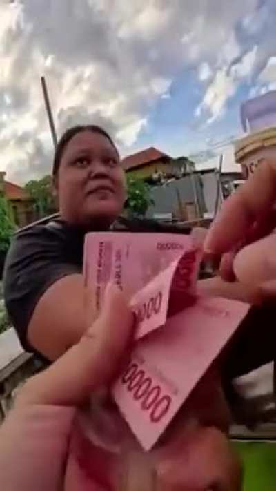 This street vendor was selling donuts to pay for her parents’ funeral when kind-hearted Isaiah Garza saw her and stepped in to help in such a beautiful way 🥹🙏 She is so sweet and selfless, giving to others even when she barely has enough for herself. That