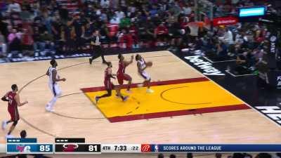 [Highlight] Tyrese Maxey with an incredible block and steal on Lowry