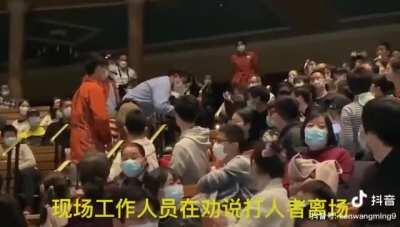 转推：“有个深井冰突然跑到迪士尼剧场台上打演员，打完后还狂骂：“你个美国人的猪！”最迷惑的是打完以后继续回到座位上看表演，在工作人员劝说下也不肯离场，最终导致演出取消，坑了全场观众！🤷‍♀🤷‍♀🤷‍♀ ” 属于是支不可耐了