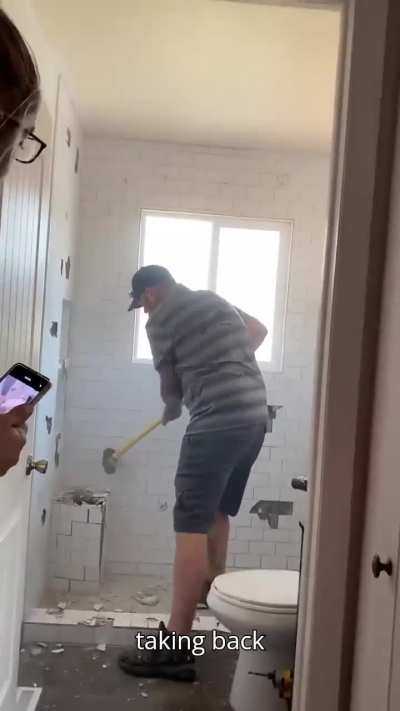 Customer refuses to pay contractor after seeing his poor work... and this is what he does