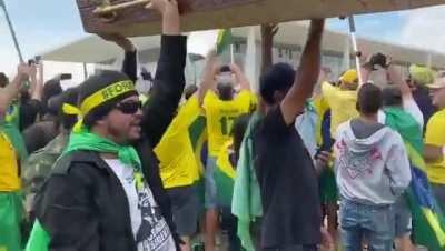 Olha o naipe dos tioz&atilde;o do chopp que querem ser os "300" do Bolsonaro