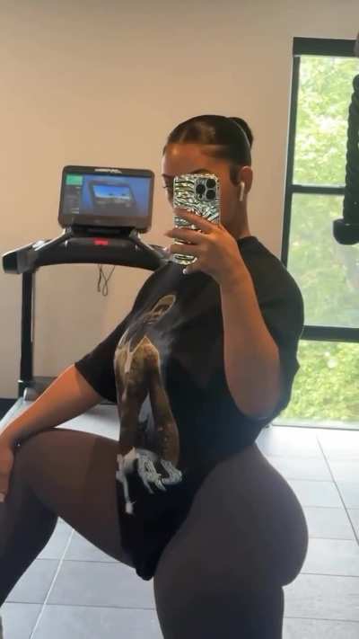 Felicia Lucas (@lovelylesh)