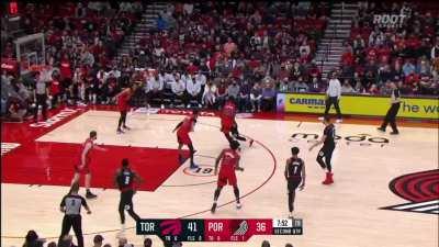 [Highlight] Nassir fakes, drives, and rocks the rim with two hands!