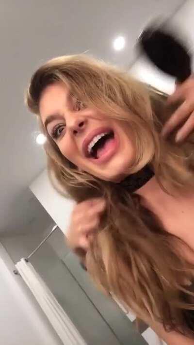 Pulling a funny face - Snap gfy