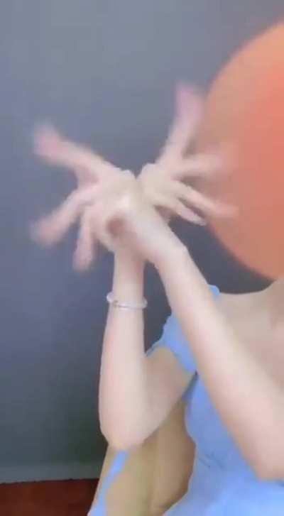 Hand skills of this woman are Insane