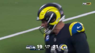 [Highlight] Ethan Evans with a perfect punt to pin the Seahawks at their own 1 yard line!