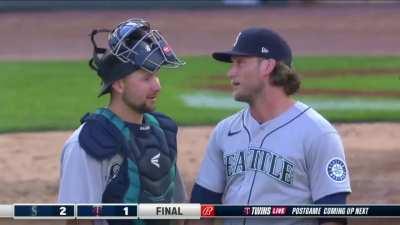 [Highlight] On Opening Day in a walk-off situation, Gary Sanchez sends a shot to left