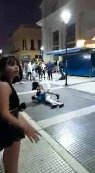 Revientan botellas en la cabeza a 2 pibes en Peatonal de Paraná