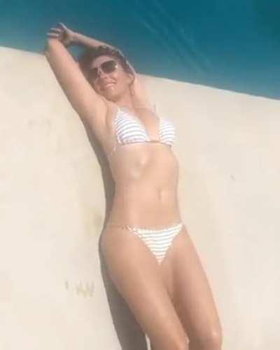 Elizabeth hurley is hot milf