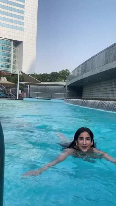 Ye bhadwi Parul Gulati apna product bechne kisi bhi hadd tak jaa sakti, dekho saali raand kaise bikini pehenkar chuche dikhakar apna badan bheega kar business chala rahi hai saali kutiya.
