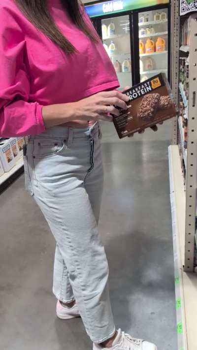 Dared wi[f]ey to shop in a short crop top