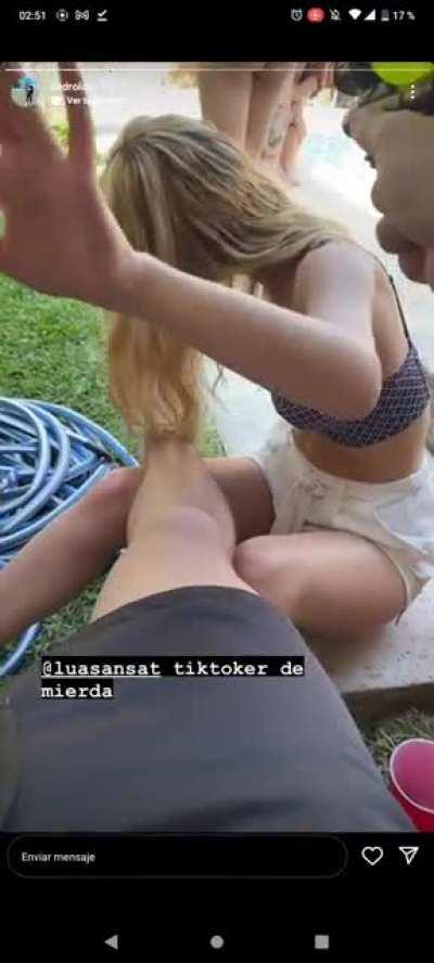 el culo que se ve atrás es de martu