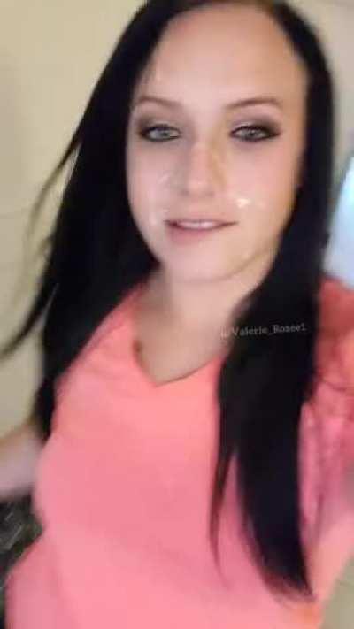 I like showing everyone I'm a cumslut 😋