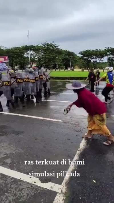 Even the popos are afraid of Asian Mom with Sandals 🩴 strongest race in the world 💪