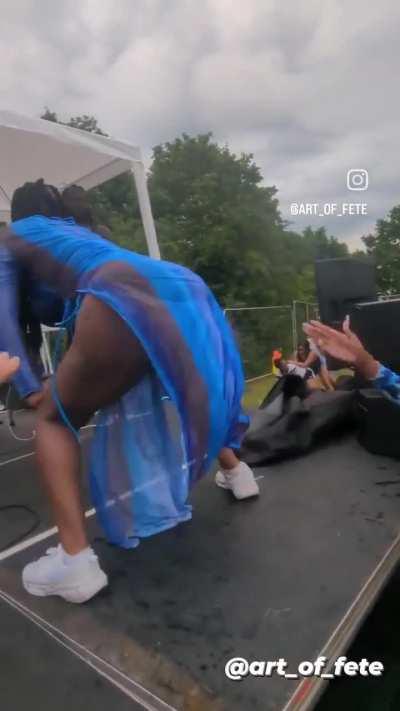 (📸 @art_of_fete) DENNERY SEGMENT UK 🇬🇧🇱🇨 WET FETE JULY 2023. GIRL SHAKES PAM PALAM ON STAGE ,WITH BLACKBOY 🍑🍑🎤🎶