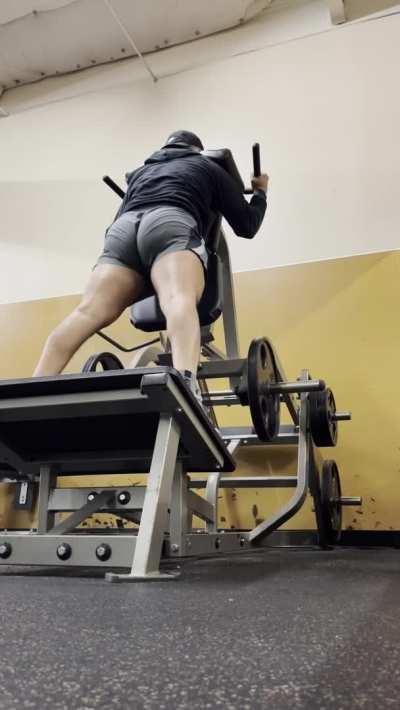 Squeeze those glutes at the top! (m)