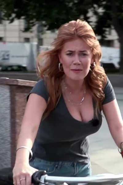 Sehr tiefer Ausschnitt