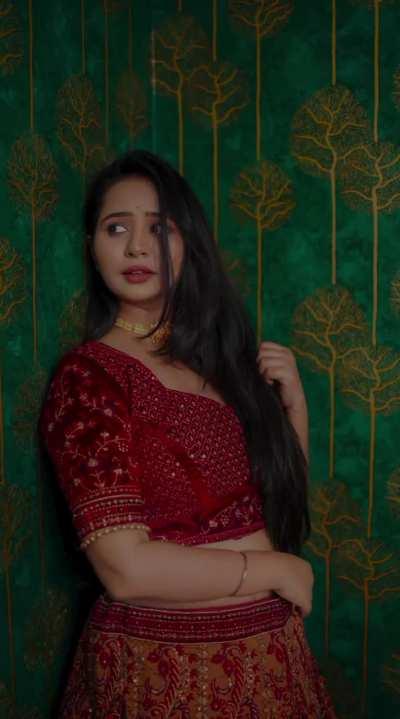 Gauri kulkarni चे बेंबी प्रदर्शन🤤