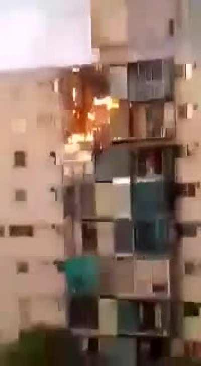 Explosi&oacute;n e incendio en una torre de barrio El Pozo Una garrafa explot&oacute; en un departamento del piso 9 de la torre 10. El fuego se propag&oacute; al balc&oacute;n del piso 8. Una persona result&oacute; con heridas leves.