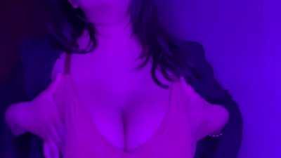 I love showing off my big bouncy tittiesð