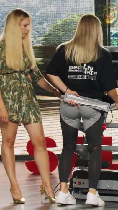 Rebecca Claude mit den besten Schenkeln der Welt