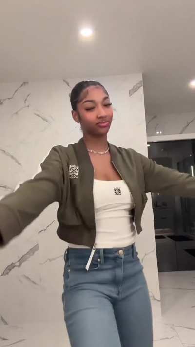 Angel Reese Heavy Hitter 🥵