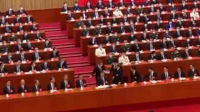 二十大现场视频：胡锦涛在闭幕会进行途中被带走 他似乎曾试图回到座位上