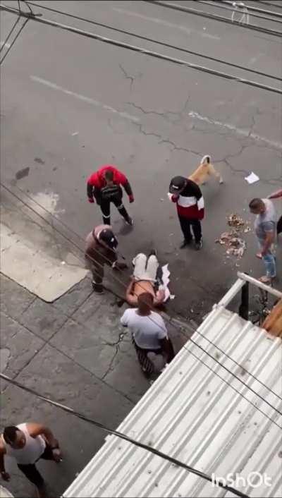 Ya fue identificado el asaltante que fue desarmado y golpeado por vecinos de la colonia Nueva Atzacoalco en GAM, se llama Mauricio Amaro MartÃ­nez de 18 aÃ±os y anunciaba coches fantasma en facebook marketplace para robar a los clientes. Lo capturaron en 