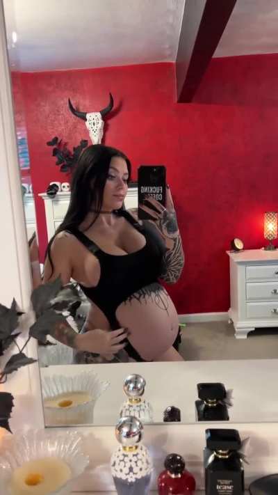 I love how this outfit shows off my 8 month belly.