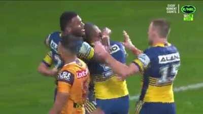 Issac Luke cut-out pass to Jai Field