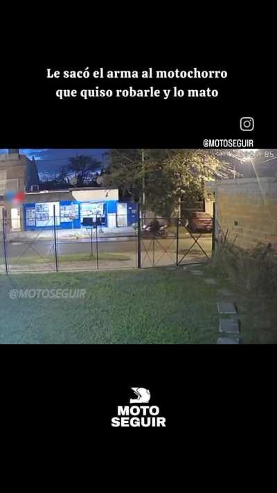 Motochorros intentaron asaltar a un reservista del ejército argentino, el hombre le arrebato el arma al ladron y lo mato a tiros, hay ejercito muchachos 🚬